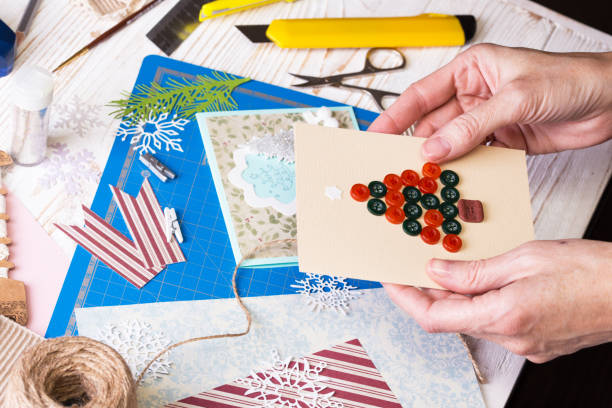 записки фон. девушка сделать рождественскую открытку и инструменты с decoratio - pencil pine стоковые фото и изображения