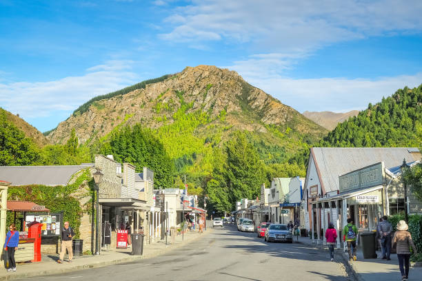 arrowtown en nouvelle zélande. - motor vehicle outdoors crowd landscape photos et images de collection