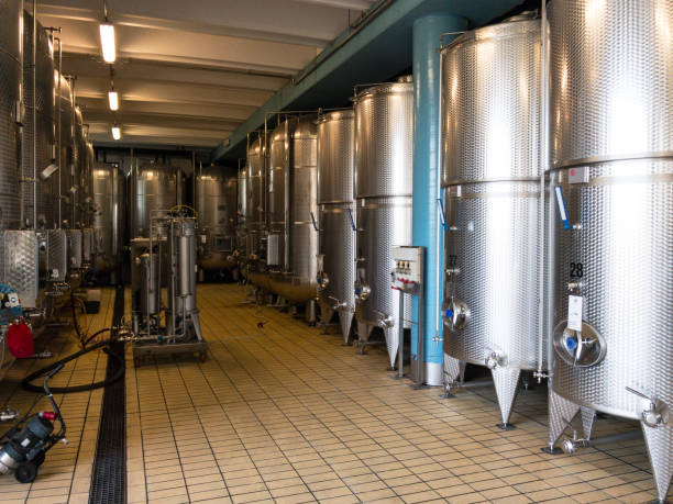 industrie du vin boisson italienne (prosecco e cartizze) - winery wine cellar barrel photos et images de collection