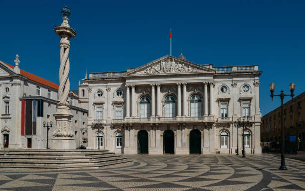 municipal square, lisbon, portugal. the current city hall, seat of the municipal chamber of lisbon, was constructed between 1865 and 1880 in neoclassical style - lisbon square landscape imagens e fotografias de stock