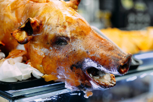 крупным планом жареной свиной головки на дисп�лее - spit roasted pork domestic pig roasted стоковые фото и изображения
