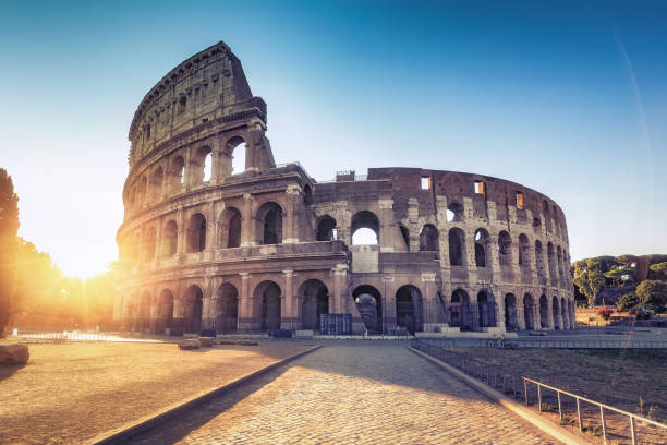 le colisée à rome, en italie, au lever du soleil - gladiator rome italy sunlight photos et images de collection