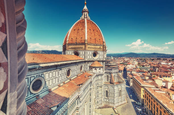 catedral de santa maria del fiore em florença, na itália no verão. - florence italy italy sky cathedral - fotografias e filmes do acervo