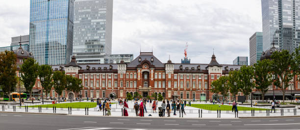 tokyo station - front view of the main entrance building - tokyo station railroad station chiyoda ward building exterior imagens e fotografias de stock