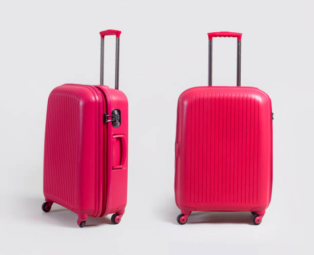 lato borsa bagagli rosa piccolo e vista frontale isolata su bianco - trolley foto e immagini stock