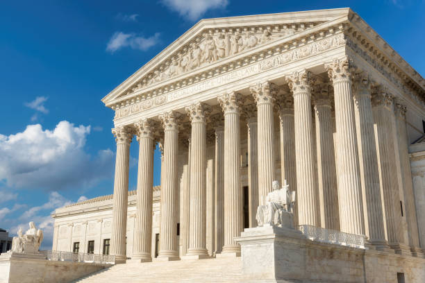 budynek sądu najwyższego w waszyngtonie - legal system us supreme court column washington dc zdjęcia i obrazy z banku zdjęć