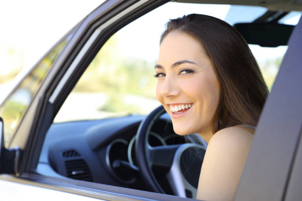 motorista feliz olhando para você dentro de um carro - approved lease agreement insurance document - fotografias e filmes do acervo