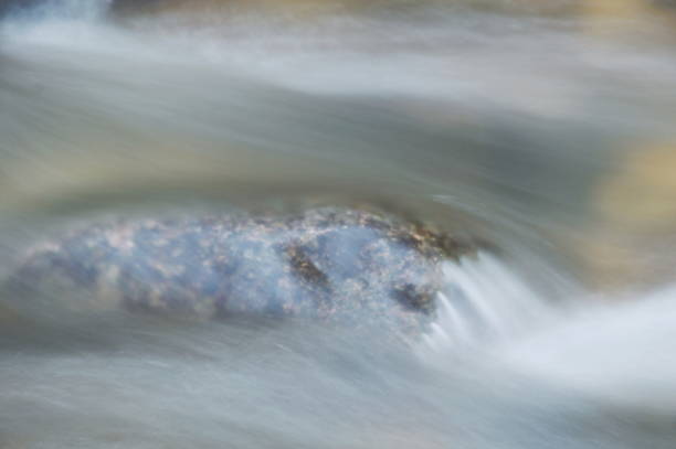 acqua sfocata che scorre sulla roccia nel fiume - indirection foto e immagini stock