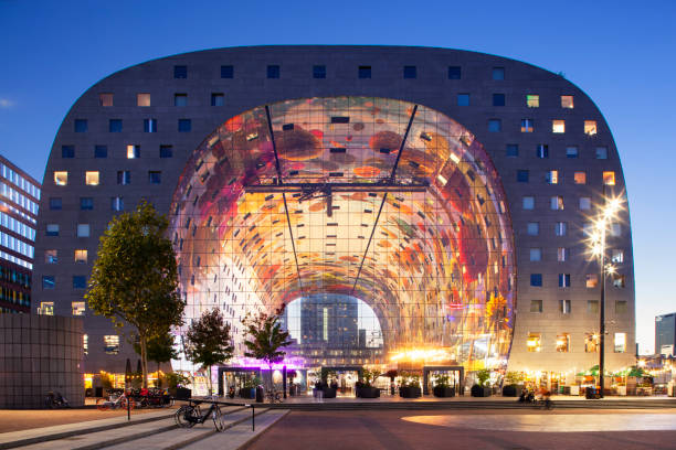 markthal de rotterdam au crépuscule - lighting equipment office building night city photos et images de collection