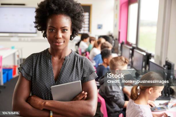 Retrato De Maestra Con Tableta Digital Línea De Enseñanza De Estudiantes De Secundaria Por Pantallas En Clase De Informática Foto de stock y más banco de imágenes de Maestro