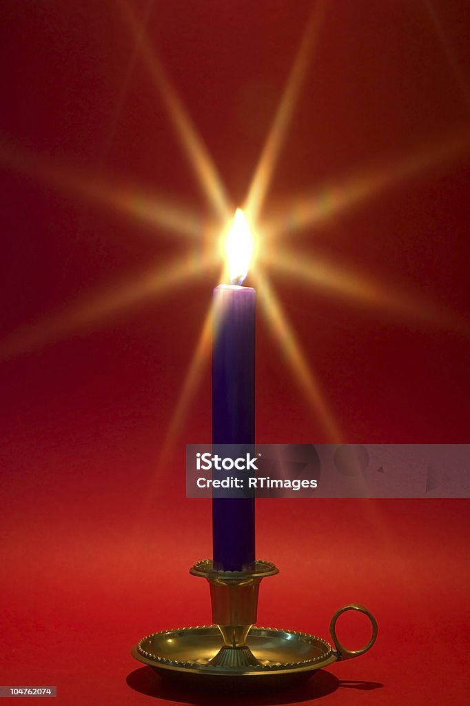 Blu candela in ottone supporto in rosso. - Foto stock royalty-free di A forma di stella