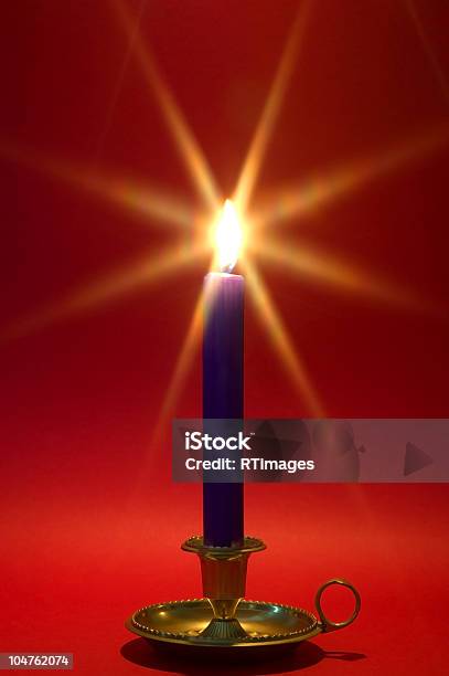 Blu Candela In Ottone Supporto In Rosso - Fotografie stock e altre immagini di A forma di stella - A forma di stella, Attrezzatura per illuminazione, Avvento