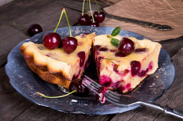 sweet cherry clafouti. sommer-torte. - clafoutis stock-fotos und bilder