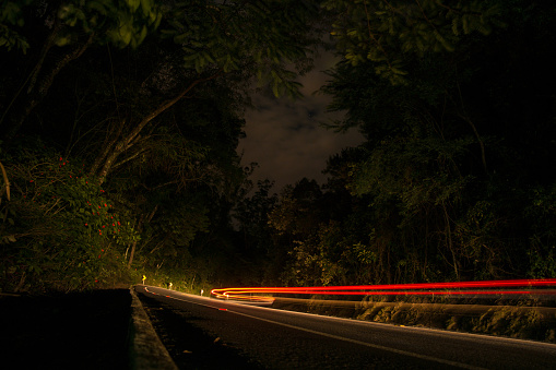 Senderos de luz en carretera de noche photo