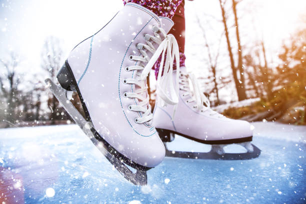 gros plan de patinage sur un étang de glace femme. - sport winter speed skating speed photos et images de collection