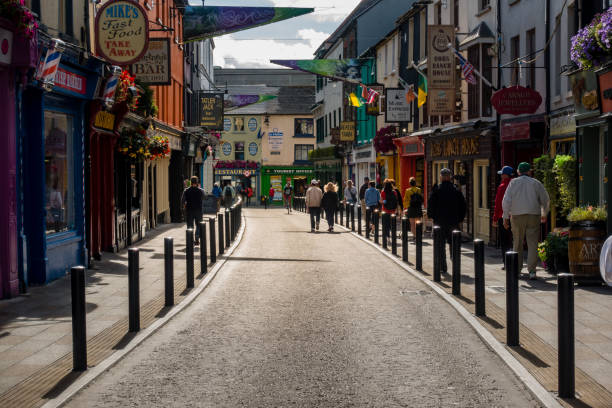 calle en killarney en irlanda - condado de kerry fotografías e imágenes de stock