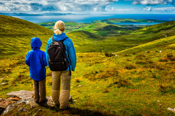 mujer y niño en irlanda - scenics county kerry republic of ireland irish culture fotografías e imágenes de stock