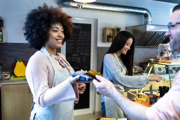 istock Client using credit card in fast food restaurant 1047644416