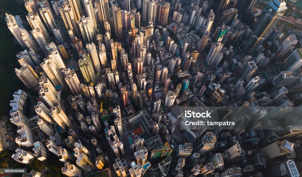 Vista aerea del centro di Hong Kong. Distretto finanziario e centri commerciali nella smart city in Asia. Vista dall'alto di grattacieli e grattacieli. - Foto stock royalty-free di Città