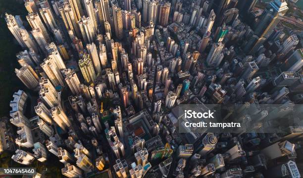 Vista Aerea Del Centro Di Hong Kong Distretto Finanziario E Centri Commerciali Nella Smart City In Asia Vista Dallalto Di Grattacieli E Grattacieli - Fotografie stock e altre immagini di Città