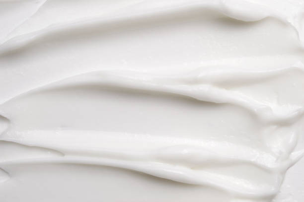 crema liquida cosmetica per la texture di sfondo bianco della pelle - lip balm immagine foto e immagini stock