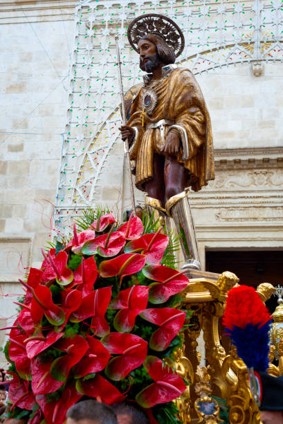 modugno, italia - 24 settembre 2017 - italia: la statua di san rocco viene portata fuori dalla chiesa e portata in processione per le strade di modugno, in puglia. italia - san rocco foto e immagini stock