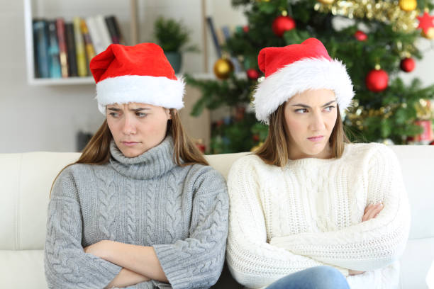 arga rumskamrater eller systrar i jul - santa hat bildbanksfoton och bilder