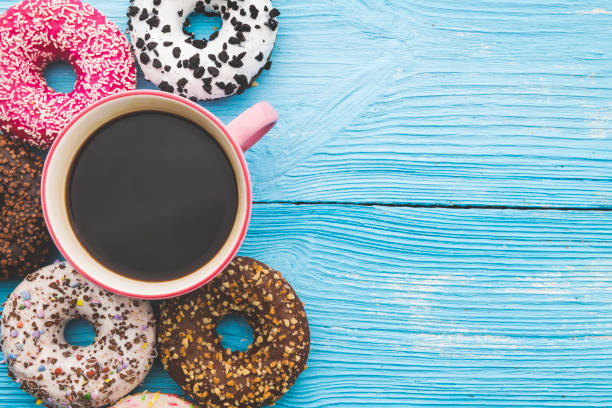 taza de café y donuts de colores - biscuit brown cake unhealthy eating fotografías e imágenes de stock