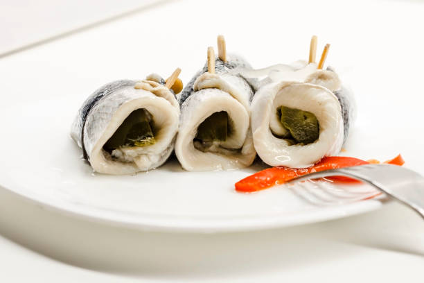 rollmops-filets de hareng mariné - rollmops photos et images de collection