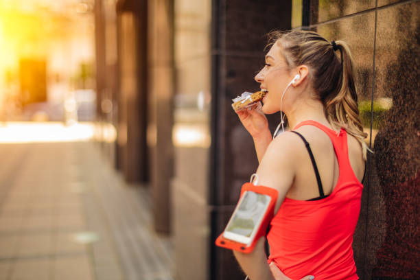 ヘルシーな屋外エクササイズ - sport food exercising eating ストックフォトと画像