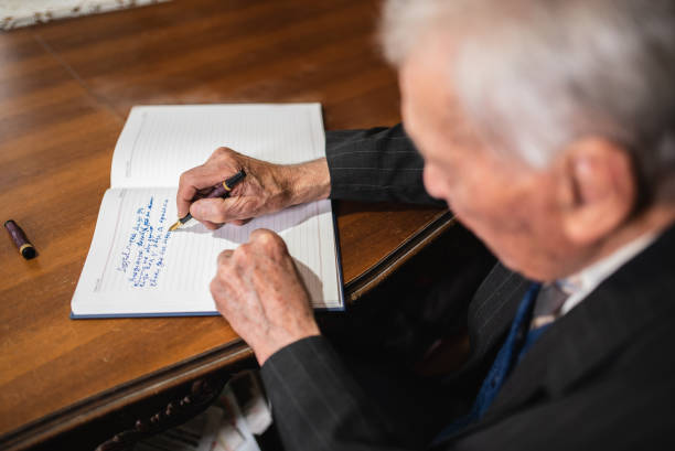 älterer mann und altersvorsorge - book handwriting letter old stock-fotos und bilder