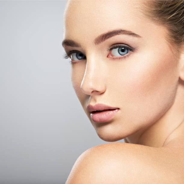 bello rostro de mujer joven con una piel perfecta - ojos azules fotografías e imágenes de stock