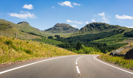 Curva de carretera en las tierras altas escocesas photo