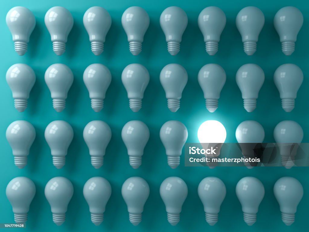 Una lampadina luminosa che si distingue dalle lampadine non illuminate o fioche sull'individualità dello sfondo pastello verde scuro e pensa diversamente ai concetti di idea creativa aziendale rendering 3D - Foto stock royalty-free di Idea