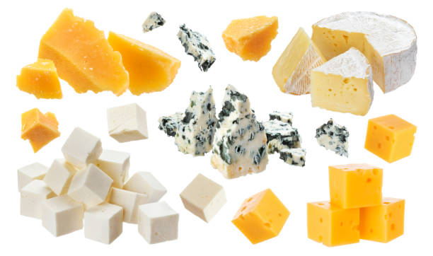 verschiedene stücke von käse. cheddar, parmesan, emmentaler, blu käse, camembert, feta isoliert auf weißem hintergrund - cheddar stock-fotos und bilder