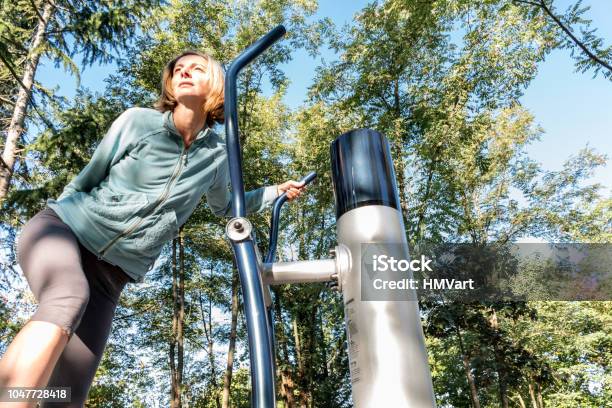 Lächelnde Frau Die Im Outdoorfitnessstudio Trainieren Stockfoto und mehr Bilder von Aufnahme von unten