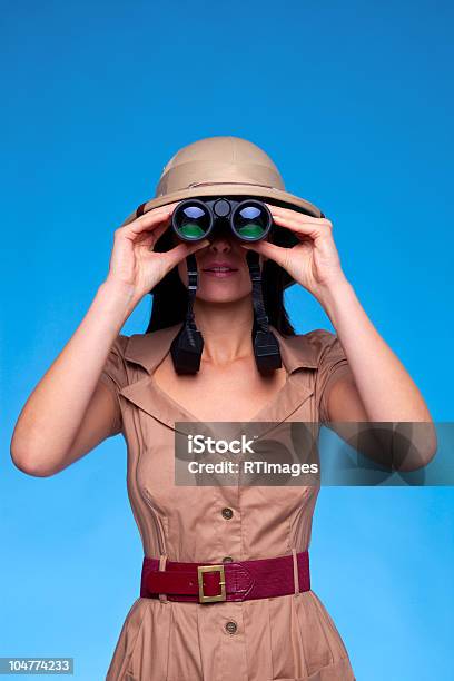 Kobieta W Kapeluszu Safari Patrzy Przez Lornetki - zdjęcia stockowe i więcej obrazów Analizować - Analizować, Badanie, Dorosły