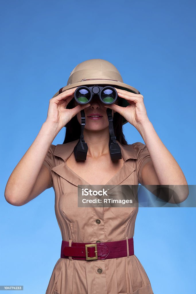 Mulher no Chapéu de safari Olhando através de Binóculos - Royalty-free Admirar a Vista Foto de stock