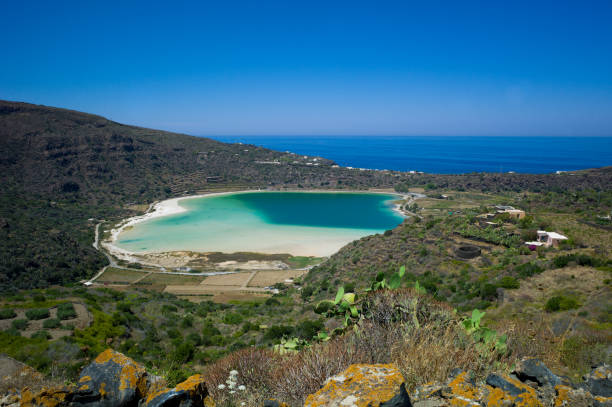 vista panoramica sul lago termale "specchio di venere dell'isola di pantelleria, sicilia, italia - italy nobody mediterranean sea island foto e immagini stock