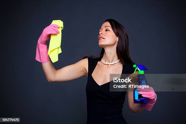 Glamouröse Hausfrau Mit Duster Stockfoto und mehr Bilder von Frauen - Frauen, Staub wischen, Abendgarderobe