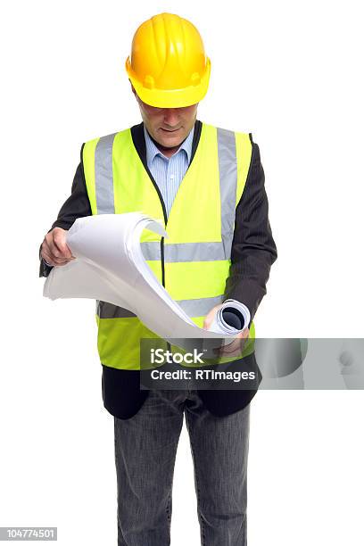 Empreiteiro De Equipamento De Segurança Com Planos - Fotografias de stock e mais imagens de Fundo Branco - Fundo Branco, Inspetor - Profissão, Roupa Refletora