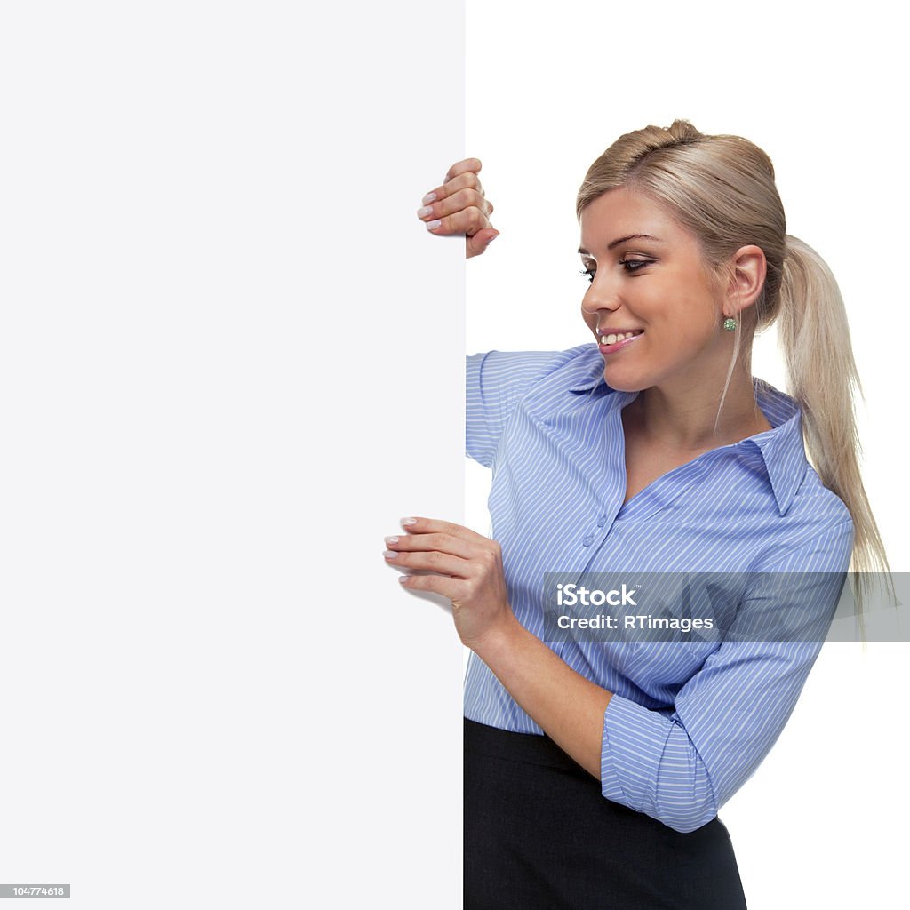 Blond kobieta Trzymając stronie Znak pusty pokładzie. - Zbiór zdjęć royalty-free (Białe tło)