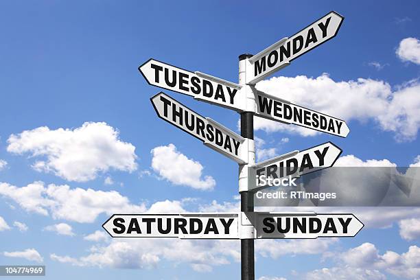 Dni Tygodnia Białym - zdjęcia stockowe i więcej obrazów Znak drogowy - Znak drogowy, Znak kierunkowy, Czwartek