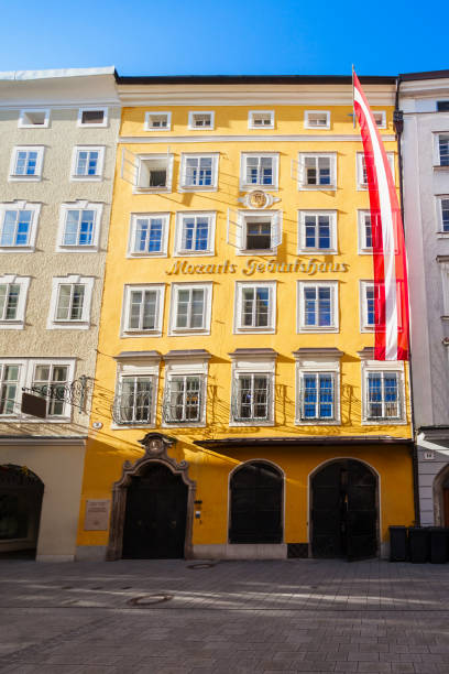モーツァルトの生家生家、ザルツブルク - getreidegasse ストックフォトと画像