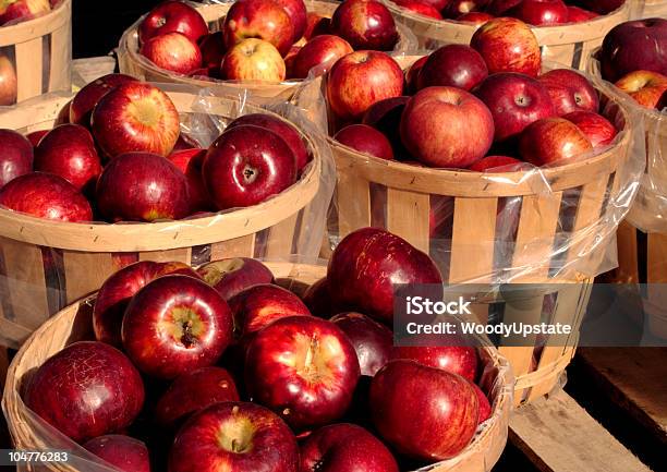 りんごハーヴェスト - 木製のストックフォトや画像を多数ご用意 - 木製, 運送用パレット, 食べ物