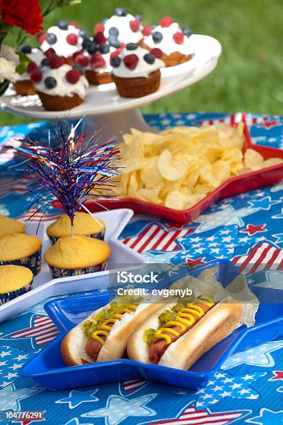 4 Th Of July Picknick Stockfoto und mehr Bilder von Beere - Obst - Beere - Obst, Blau, Brötchen