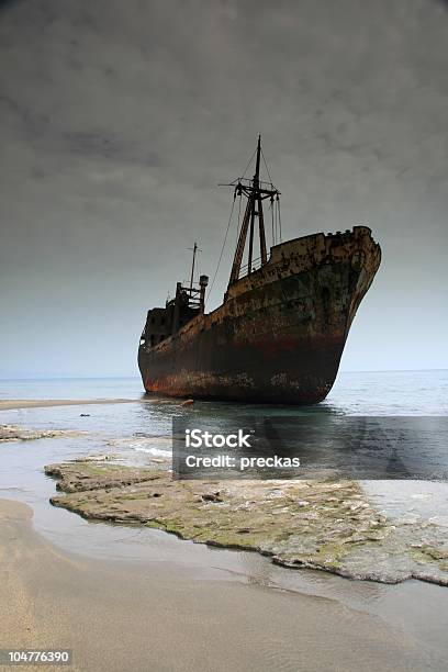 Photo libre de droit de La Grèce Shipwreck banque d'images et plus d'images libres de droit de S'enfoncer - S'enfoncer, Accident bénin, Affaires
