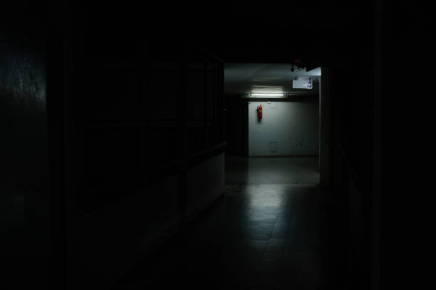 luz brillante en la mitad del corredor del horror - spooky corridor horror entrance hall fotografías e imágenes de stock