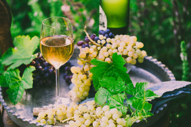 copo de vinho branco com garrafa em arranjo rural rústica - bottle bordeaux green wine - fotografias e filmes do acervo