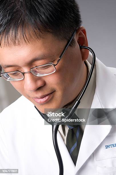 Azjatycki Lekarz Patrząc Na Rtg - zdjęcia stockowe i więcej obrazów 30-39 lat - 30-39 lat, Azjaci, Badanie lekarskie
